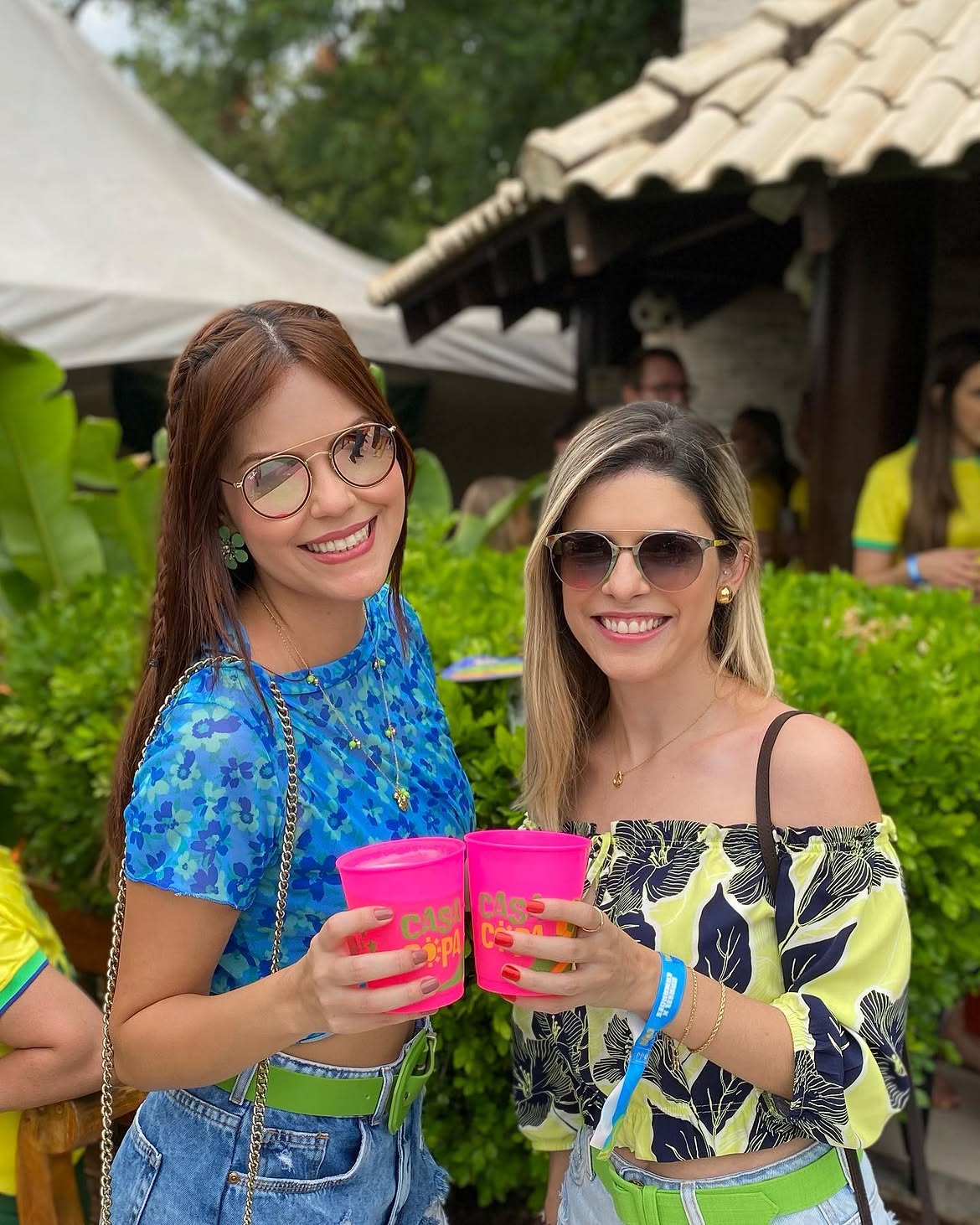 Grupo de amigas brindando na área externa da Casa Sede