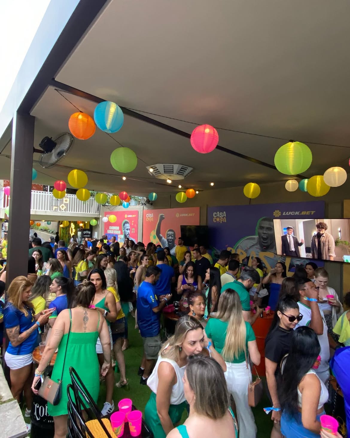 Confraternização com telão e cobertura no deck da Casa Sede