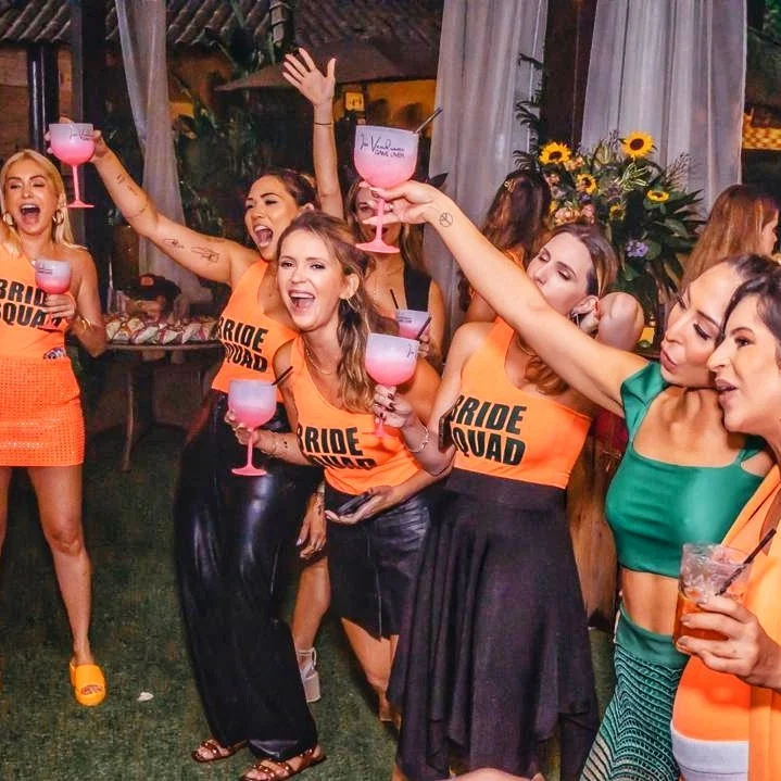 Despedida de solteira com amigas na área externa da Casa Sede