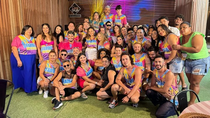 Grande grupo comemorando no salão da Casa Sede