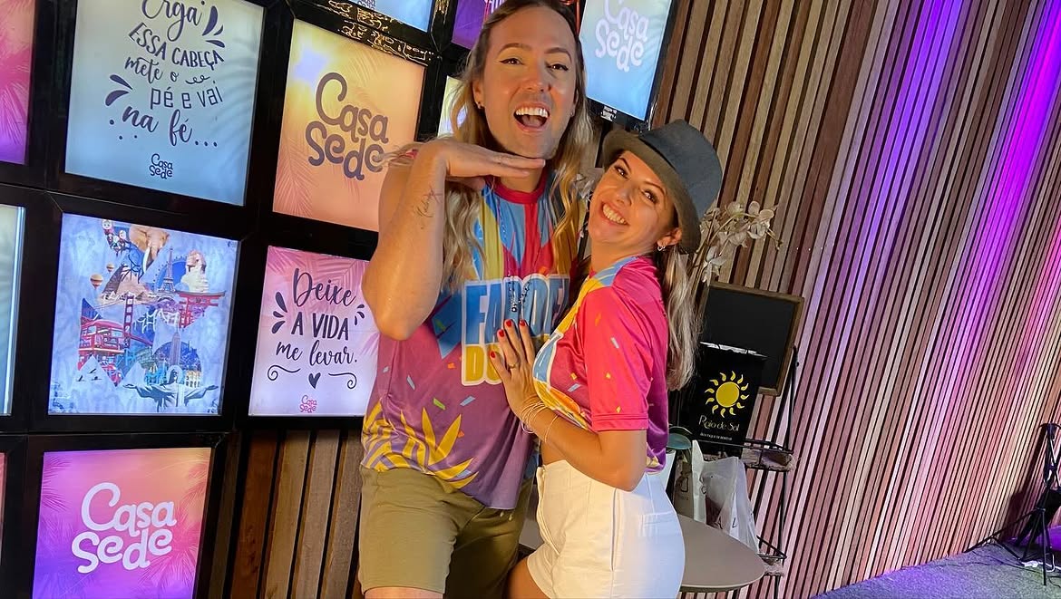 Convidados felizes no lounge da Casa Sede